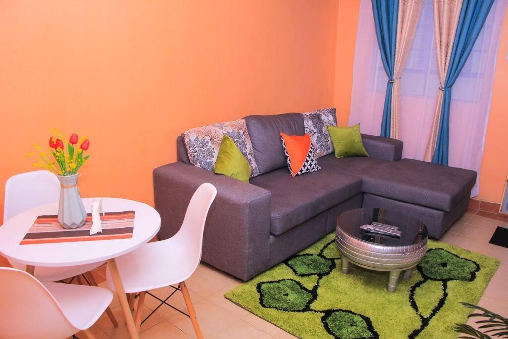 Cozy Homes 1 Bedroom House With Wi-Fi King Size Bed. Free Parking Найваша Екстериор снимка