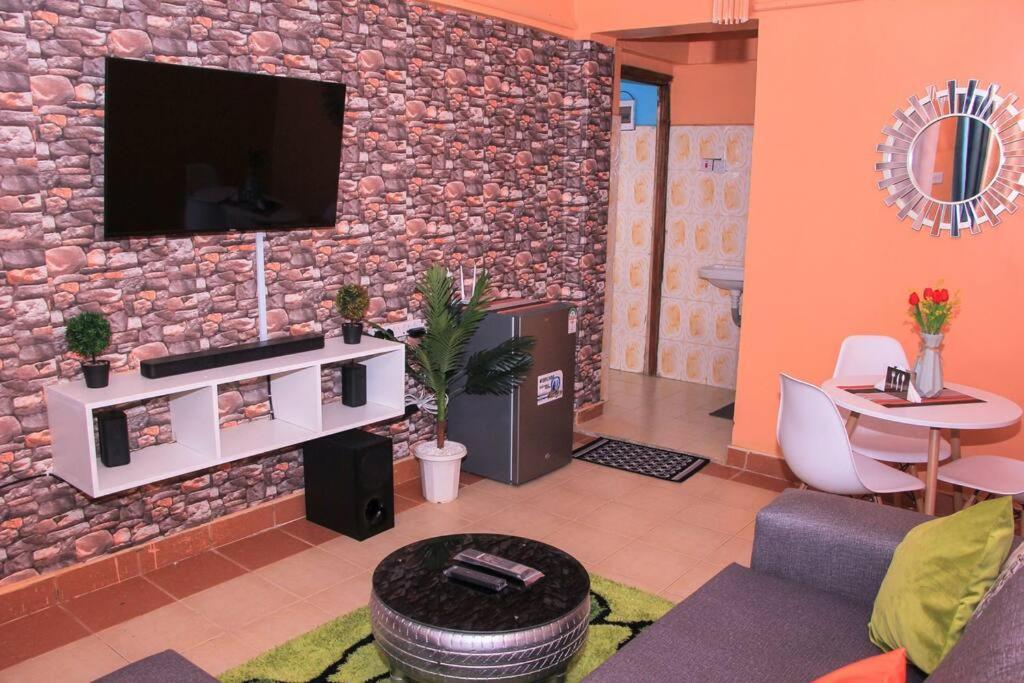 Cozy Homes 1 Bedroom House With Wi-Fi King Size Bed. Free Parking Найваша Екстериор снимка