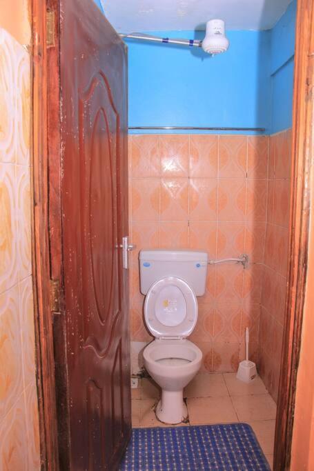 Cozy Homes 1 Bedroom House With Wi-Fi King Size Bed. Free Parking Найваша Екстериор снимка