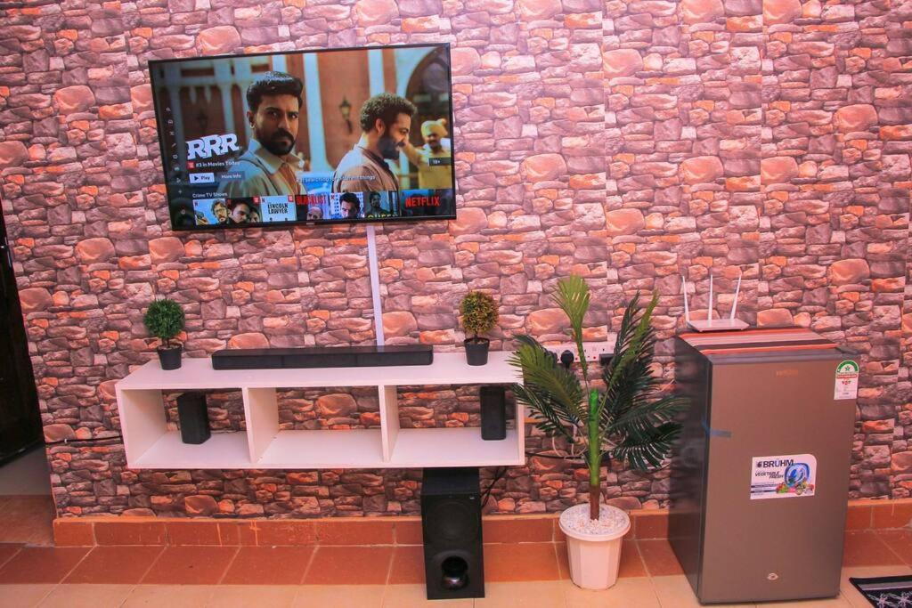 Cozy Homes 1 Bedroom House With Wi-Fi King Size Bed. Free Parking Найваша Екстериор снимка