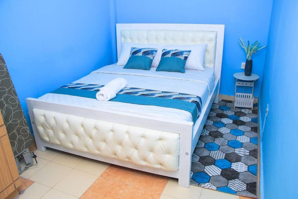 Cozy Homes 1 Bedroom House With Wi-Fi King Size Bed. Free Parking Найваша Екстериор снимка